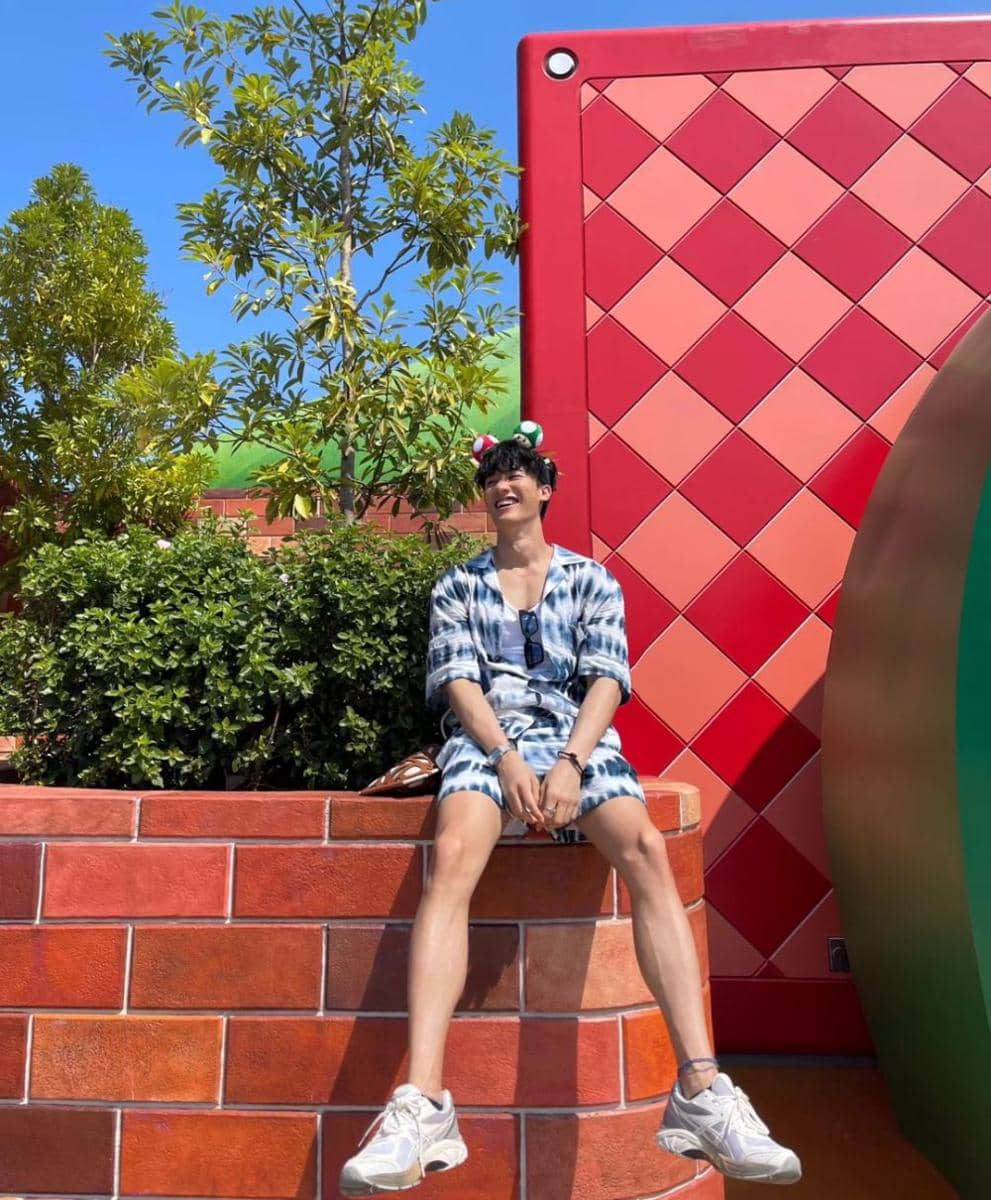Inspirasi outfit short pants ala Tay Tawan (instagram.com/tawan_v)