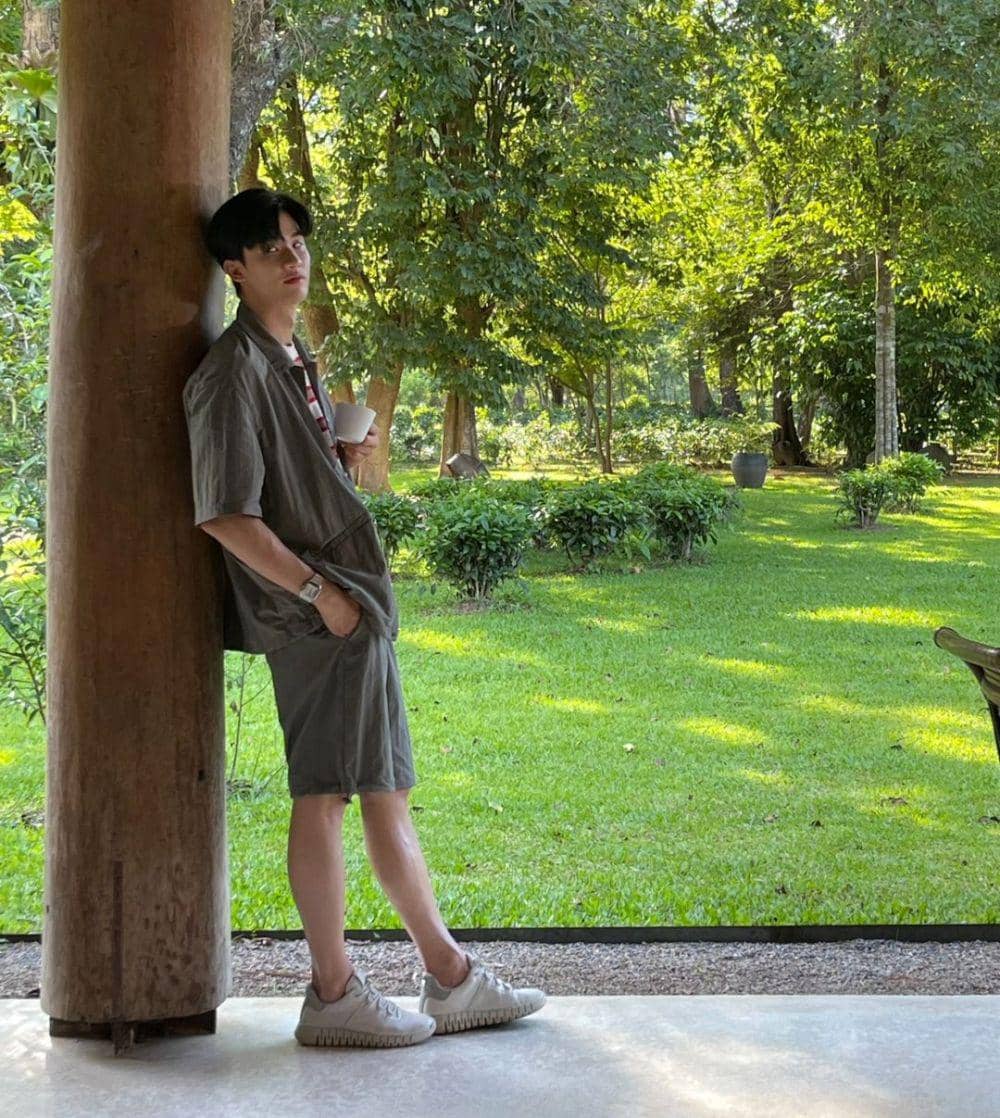 Inspirasi outfit short pants ala Tay Tawan (instagram.com/tawan_v)