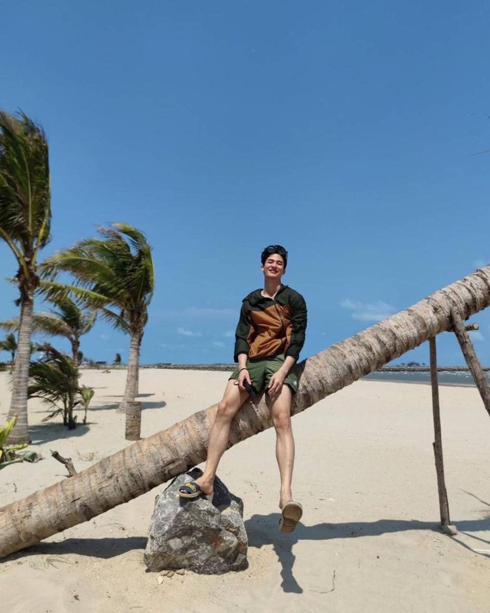 Inspirasi outfit short pants ala Tay Tawan (instagram.com/tawan_v)