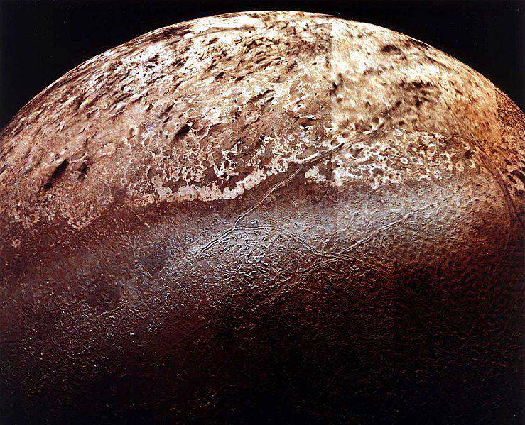 Bagian selatan dari Triton tertangkap kamera Voyager 2 milik NASA. (commons.wikimedia.org/NASA/JPL)