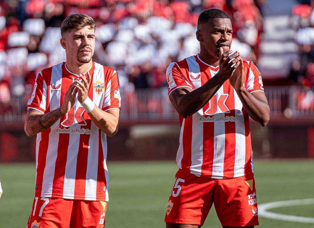 Pemain Almeria saat menyapa pendukungnya. (instagram.com/udalmeria)