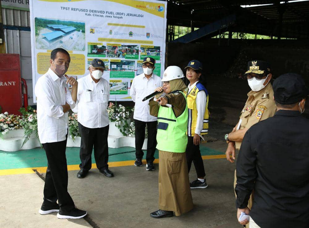 Presiden Republik Indonesia, Joko Widodo melakukan kunjungan kerja ke fasilitas pengolahan sampah perkotaan menjadi bahan bakar alternatif atau refuse-derived fuel (RDF) yang dikelola PT Solusi Bangun Indonesia Tbk (SBI) di Kecamatan Jeruklegi, Kabupaten Cilacap, Jawa Tengah, Selasa (2/1/2024). (dok. PT SBI)