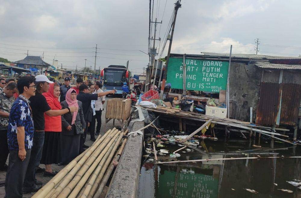 Wali Kota Semarang, Hevearita Gunaryanti Rahayu bersama dinas terkait saat mengecek beberapa aliran air yang diharapkan bisa mengendalikan banjir di Kota Semarang, Selasa (2/1/2024). (dok. Pemkot Semarang)