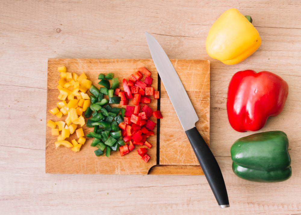 ilustrasi memotong paprika (freepik.com/freepik)