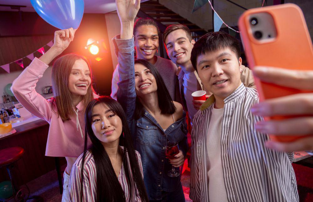 7 Masalah yang Sering Dihadapi Sosok Social Butterfly, Haus Validasi!