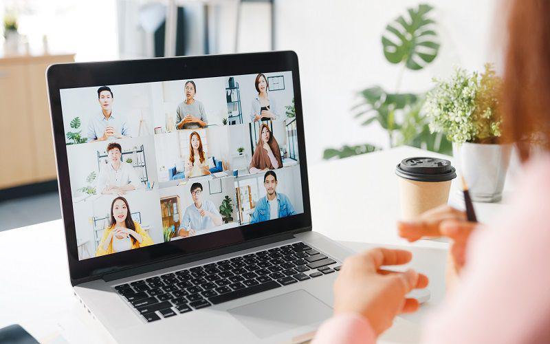 Ilustrasi membuka kelas online (freepik.com/tirachardz)
