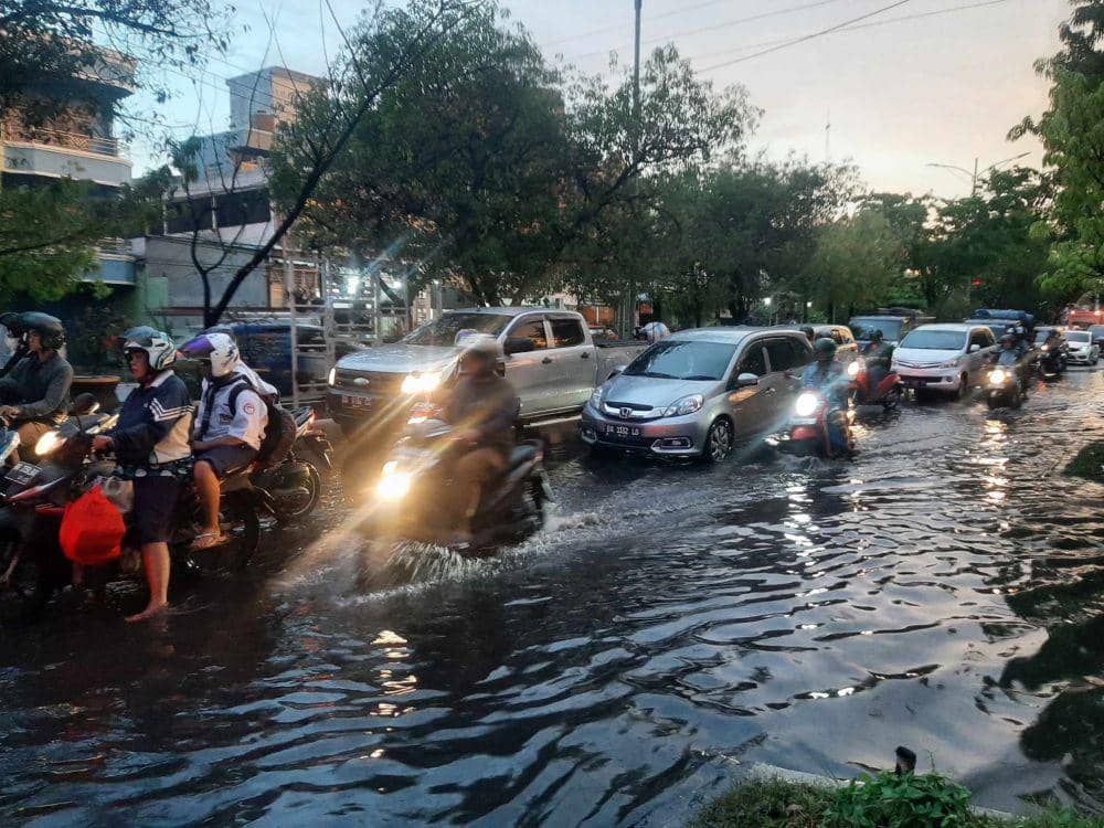 Tersumbatnya aliran drainase sebabkan genangan yang parah di Banjarmasin.