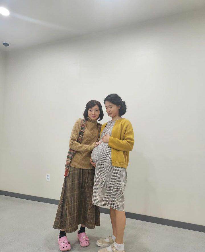 Oh Woo Ri dan Chung Ye Jin di balik layar Welcome to Samdal-ri (instagram.com/yejin_chung_)