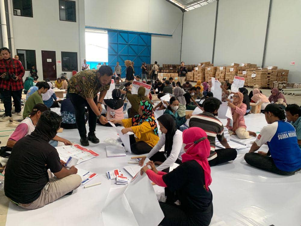 KPU Kota Semarang mulai melakukan proses menyortir dan melipat surat suara Pemilu 2024 di Gudang Logistik KPU, Kawasan Candi Semarang, Rabu (3/1/2024). (dok. KPU Kota Semarang)