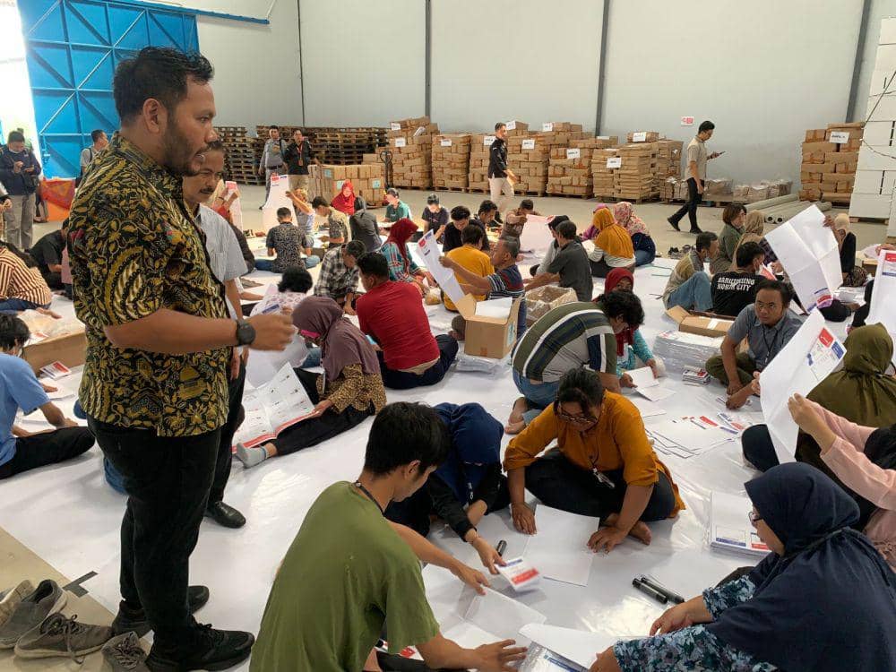 KPU Kota Semarang mulai melakukan proses menyortir dan melipat surat suara Pemilu 2024 di Gudang Logistik KPU, Kawasan Candi Semarang, Rabu (3/1/2024). (dok. KPU Kota Semarang)