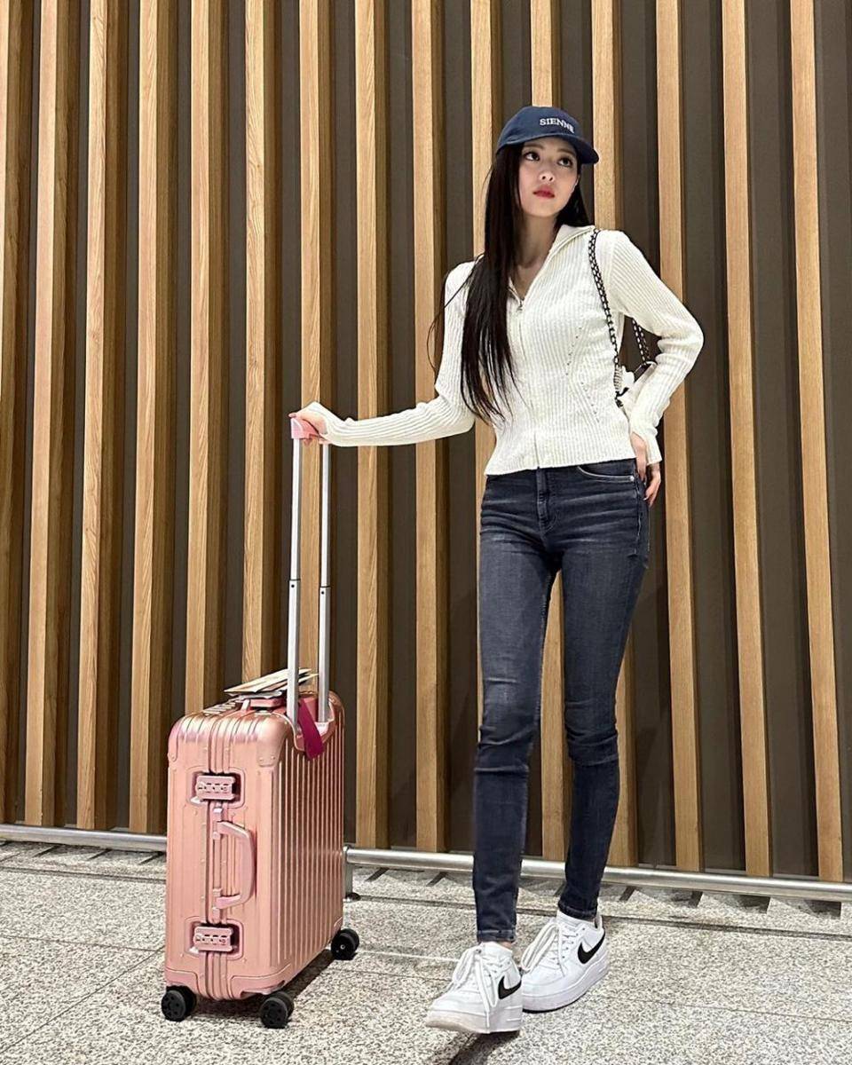 ide mix and match celana jeans ala Yuna ITZY (instagram.com/itzy.all.in.us)