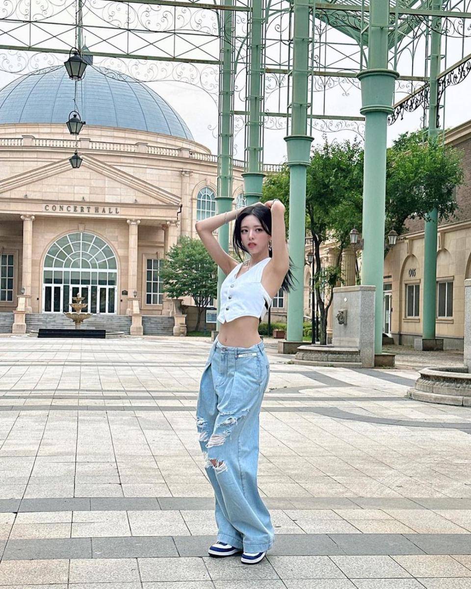 ide mix and match celana jeans ala Yuna ITZY (instagram.com/itzy.all.in.us)
