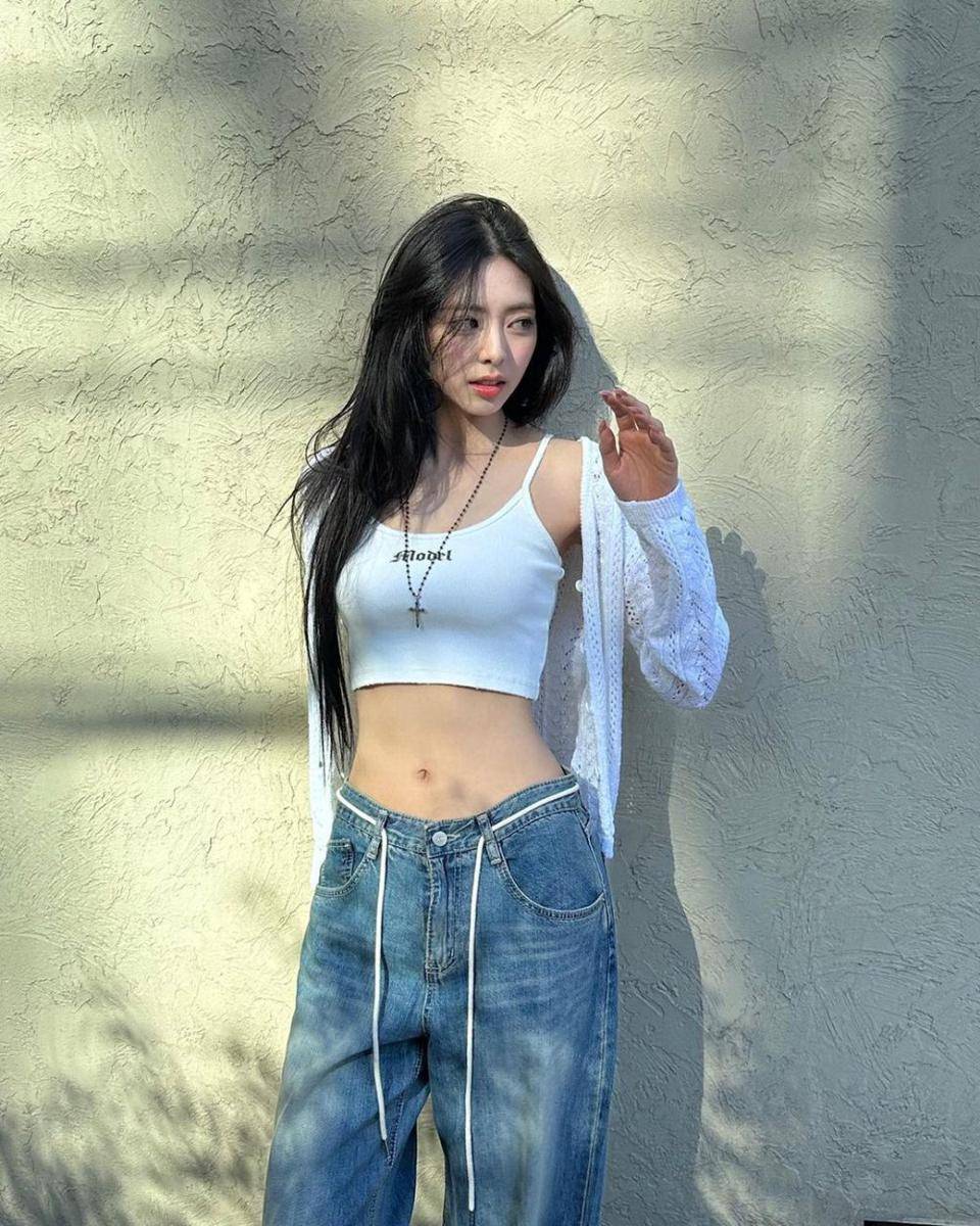 ide mix and match celana jeans ala Yuna ITZY (instagram.com/itzy.all.in.us)