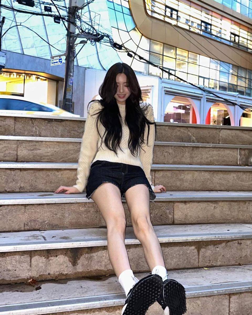 ide mix and match celana jeans ala Yuna ITZY (instagram.com/itzy.all.in.us)