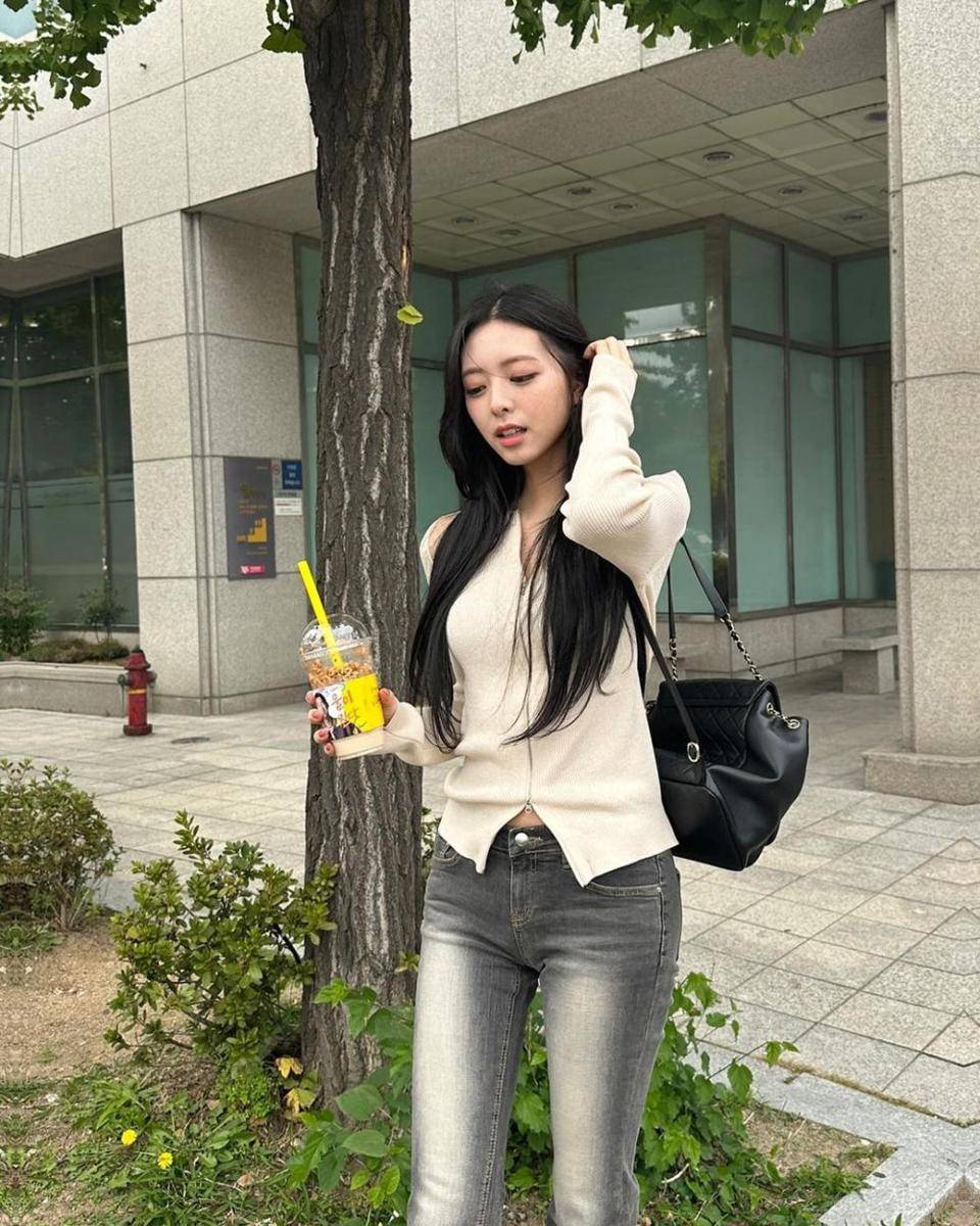 ide mix and match celana jeans ala Yuna ITZY (instagram.com/itzy.all.in.us)