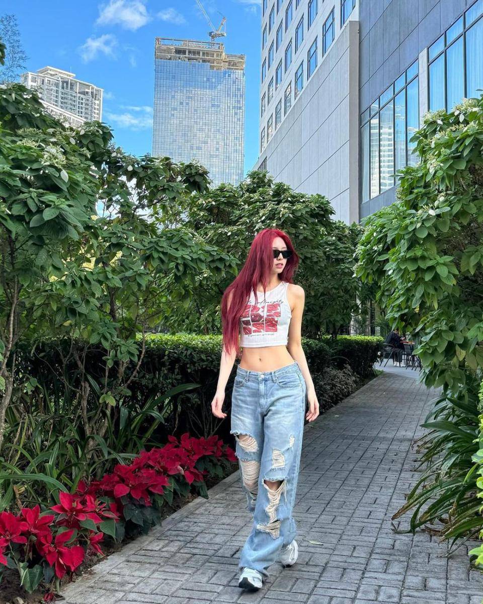 ide mix and match celana jeans ala Yuna ITZY (instagram.com/itzy.all.in.us)