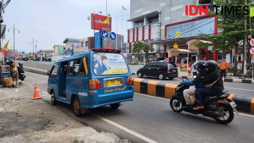 Salah satu Caleg yang mempromosikan diri di angkutan umum Kota Depok. (IDNTimes/Dicky)
