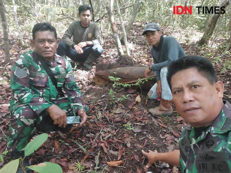 Kapten Inf Marthinus Aluy bersama anggota Babinsa dan warga datangi lokasi penemuan bom (IDN Times/Ervan)