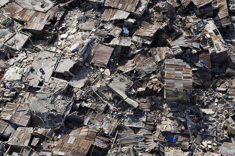 kerusakan akibat gempa dan tsunami yang melanda Haiti pada 2010 (commons.wikimedia.org/UN Photo/Logan Abassi)