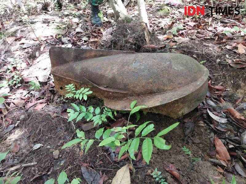 Benda diduga bom jenis torpedo yang ditemukan warga (IDN Times/Ervan)