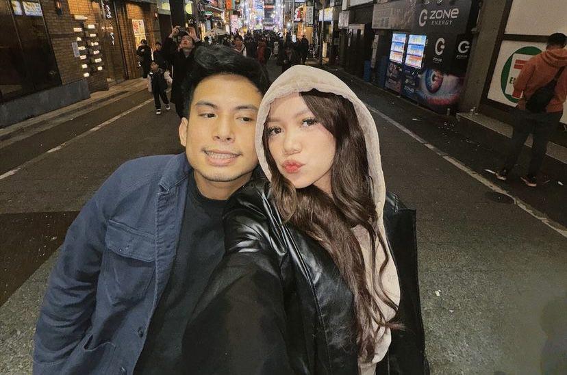 7 Potret Okin dan Regina Phoenix Liburan Tahun Baru di Jepang, Mesra!