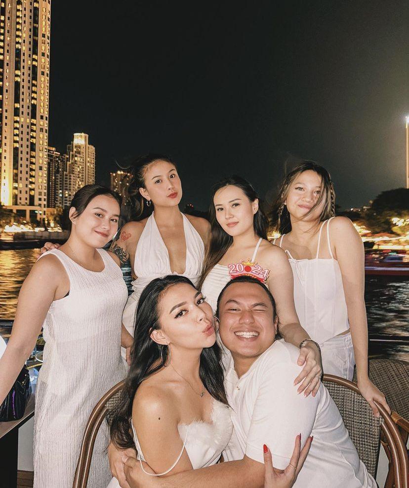 momen perayaan tahun baru 2024 Karin Novilda di Bangkok (instagram.com/narinkovilda)