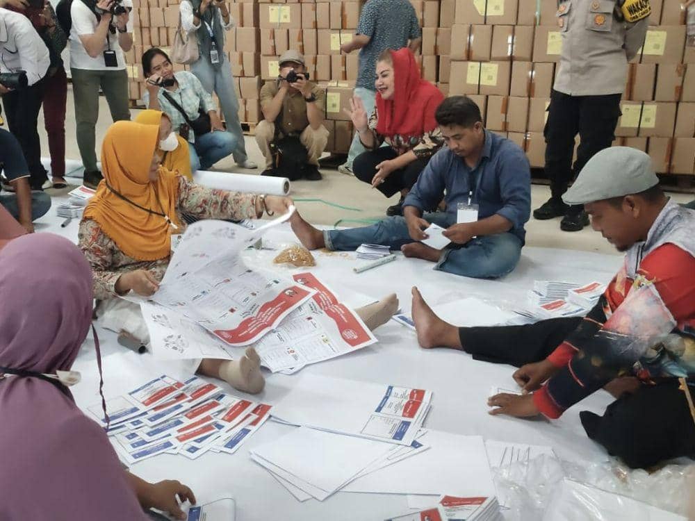 KPU Kota Semarang mulai melakukan proses menyortir dan melipat surat suara Pemilu 2024 di Gudang Logistik KPU, Kawasan Candi Semarang, Rabu (3/1/2024). (dok. KPU Kota Semarang)