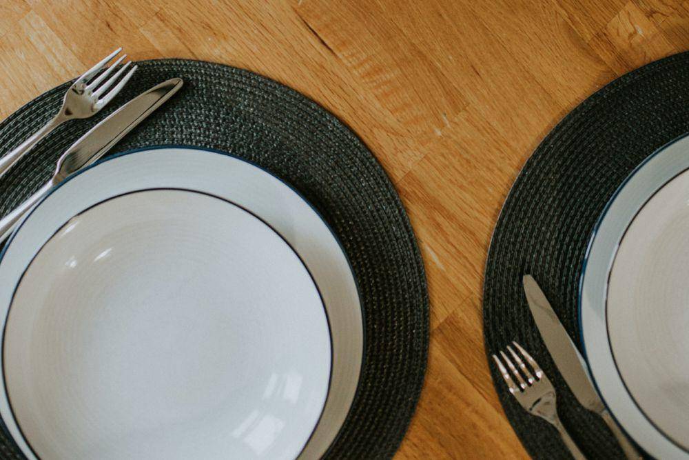 Ilustrasi set alat makan yang bisa digunakan (Unsplash.com/Beth Jnr)