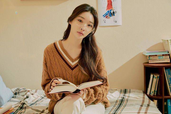 Chungha (instagram.com/chungha_official)
