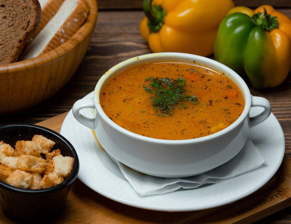 ilustrasi sup lentil (freepik.com/Azerbaijan_Stockers)