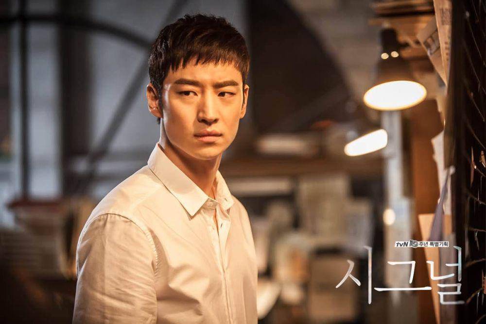 Lee Je Hoon dalam drama Signal (dok. tvN/Signal)