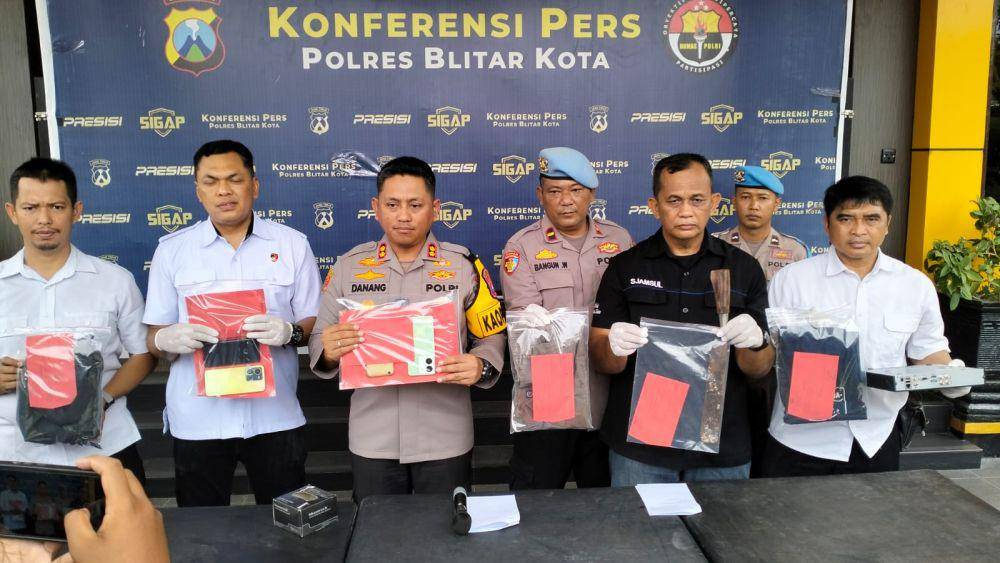 Polisi menunjukan barang bukti. IDN Times/istimewa