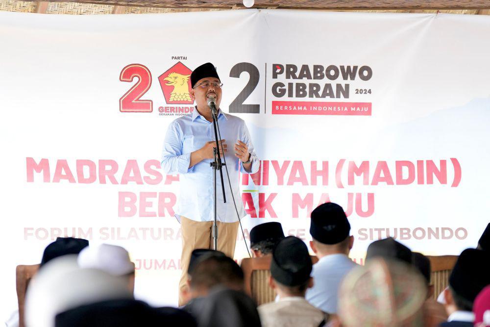 Ketua Gerindra Jatim, Anwar Sadad saat di tengah guru madin yang memberi dukungan. Dok. Gerindra Jatim.