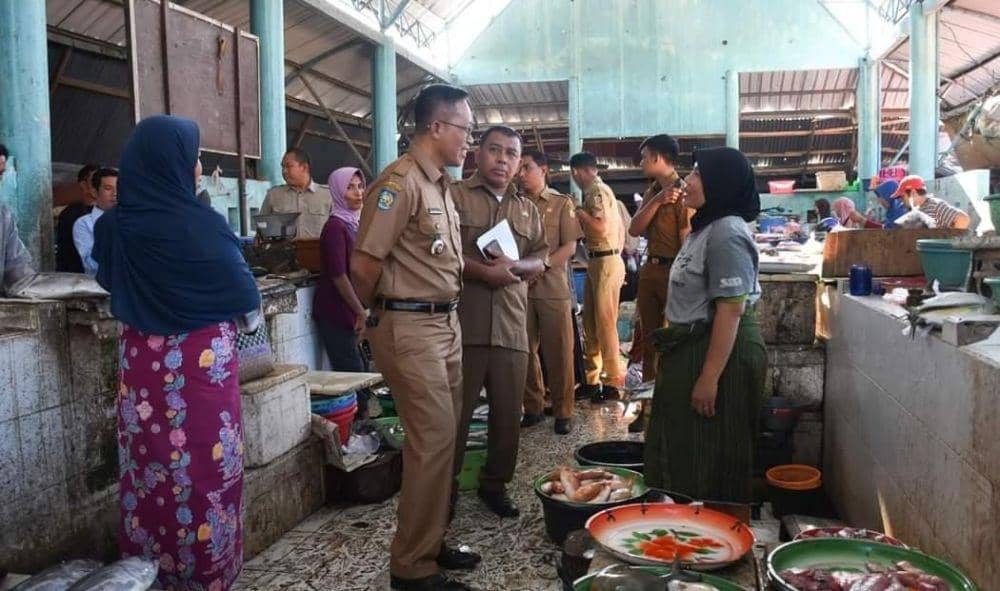 Pj. Bupati Lotim saat berdialog dengan sejumlah pedagang pasar (dok. Humas Protokol Pemkab Lotim)