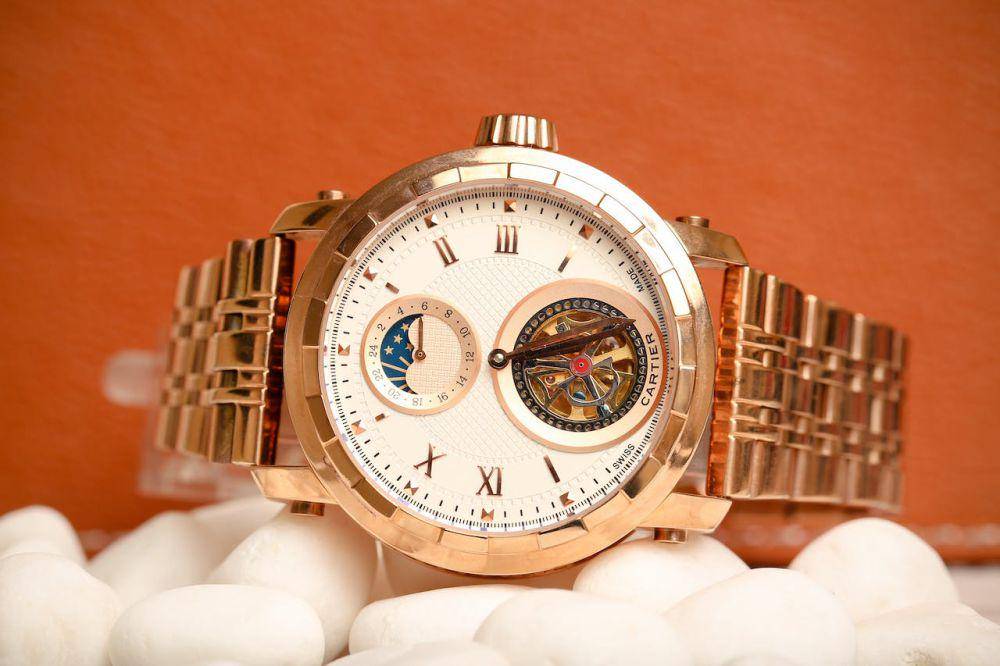 Ilustrasi bracelet watch - tren fashion pria 2024 (pexels.com/Antony Trivet)