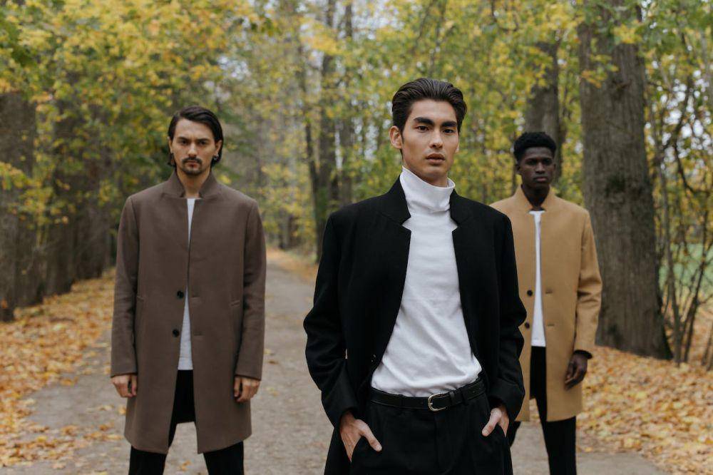 Ilustrasi long coat - tren fashion pria 2024 (pexels.com/Cotton Bro Studio)