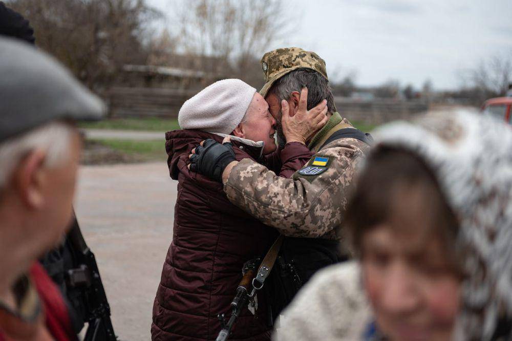 potret seorang tentara Ukriana dan beberapa warga.(pexels.com/Dmitry Zvolskiy)