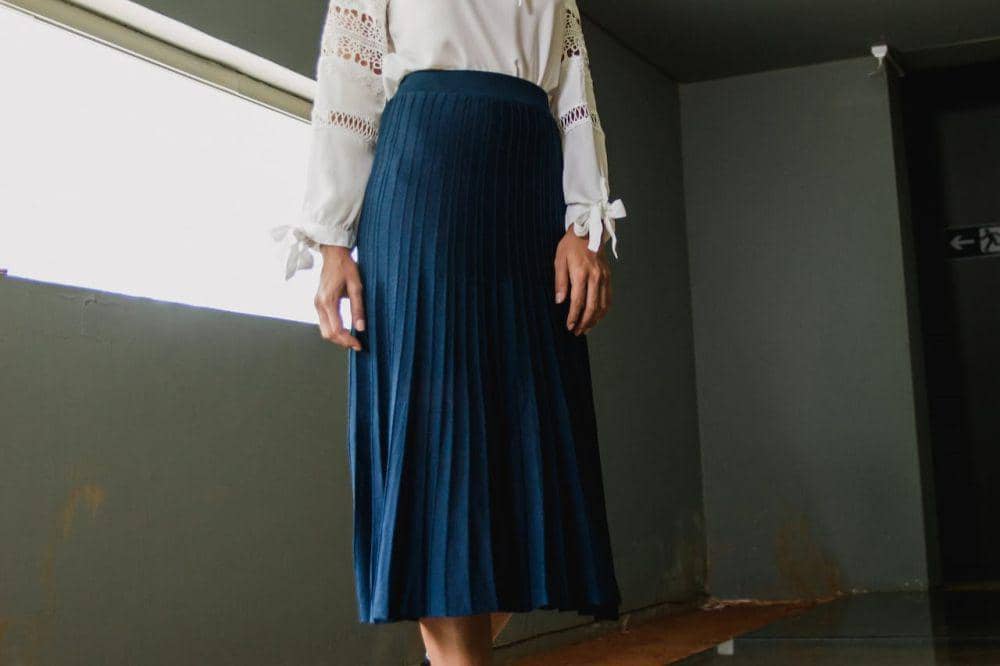 rok biru dengan rimpel (pexels.com/Elias de Carvalho)