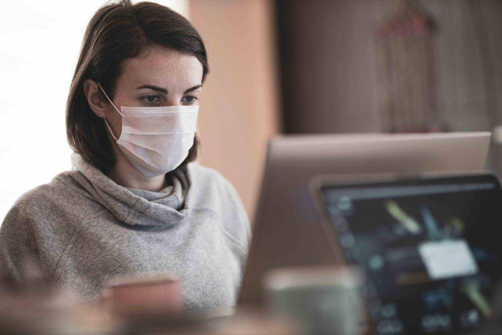 ilusrasi memakai masker (pexels.com/Engin Akyurt)