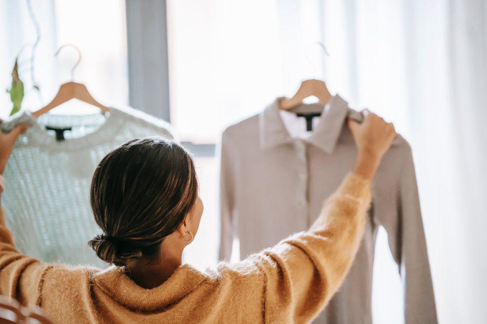 6 Sisi Positif Memiliki Sedikit Outfit, Gak Ribet Memilih!