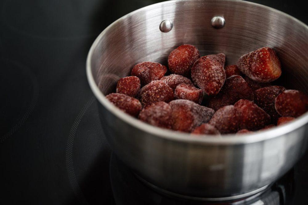 proses memasak selai (pexels.com/SHVETS production)