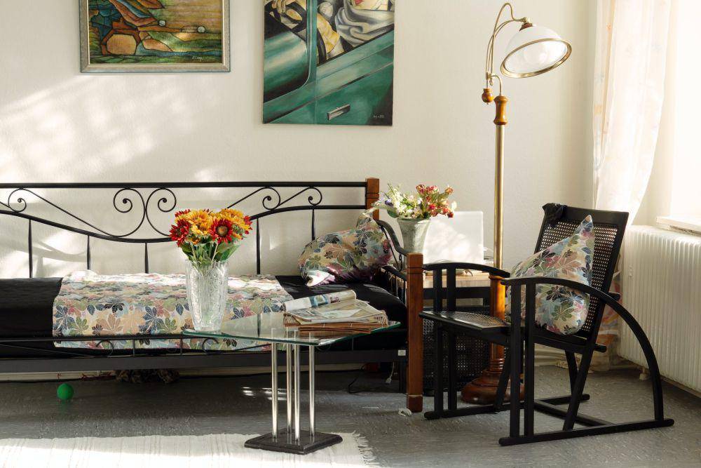 Coffee table (pexels.com/Ulrike Häßler)