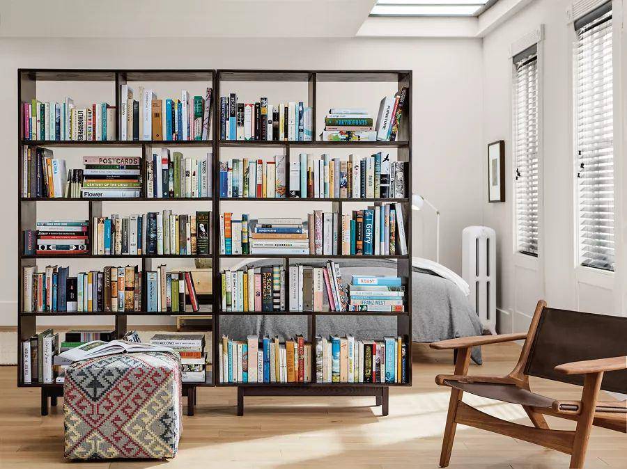 ilustrasi rak buku vertikal (roomandboard.com)
