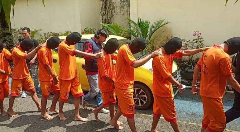 (Unit Reskrim Polres Lubuk Linggau saat mengamankan anggota gengster yang menyerang warga saat tahun baru) IDN Times/istimewa