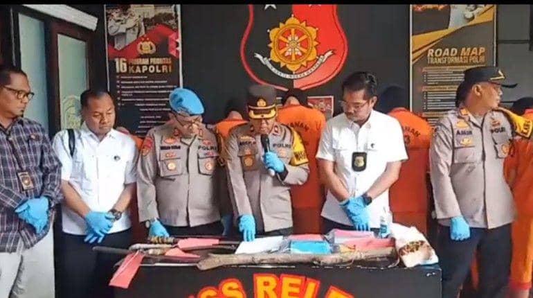 (Unit Reskrim Polres Lubuk Linggau saat mengamankan anggota gengster yang menyerang warga saat tahun baru) IDN Times/istimewa