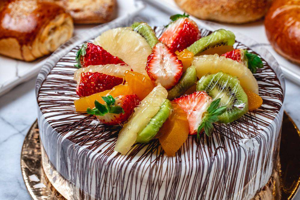 ilustrasi kue dengan buah (freepik.com/stockking)