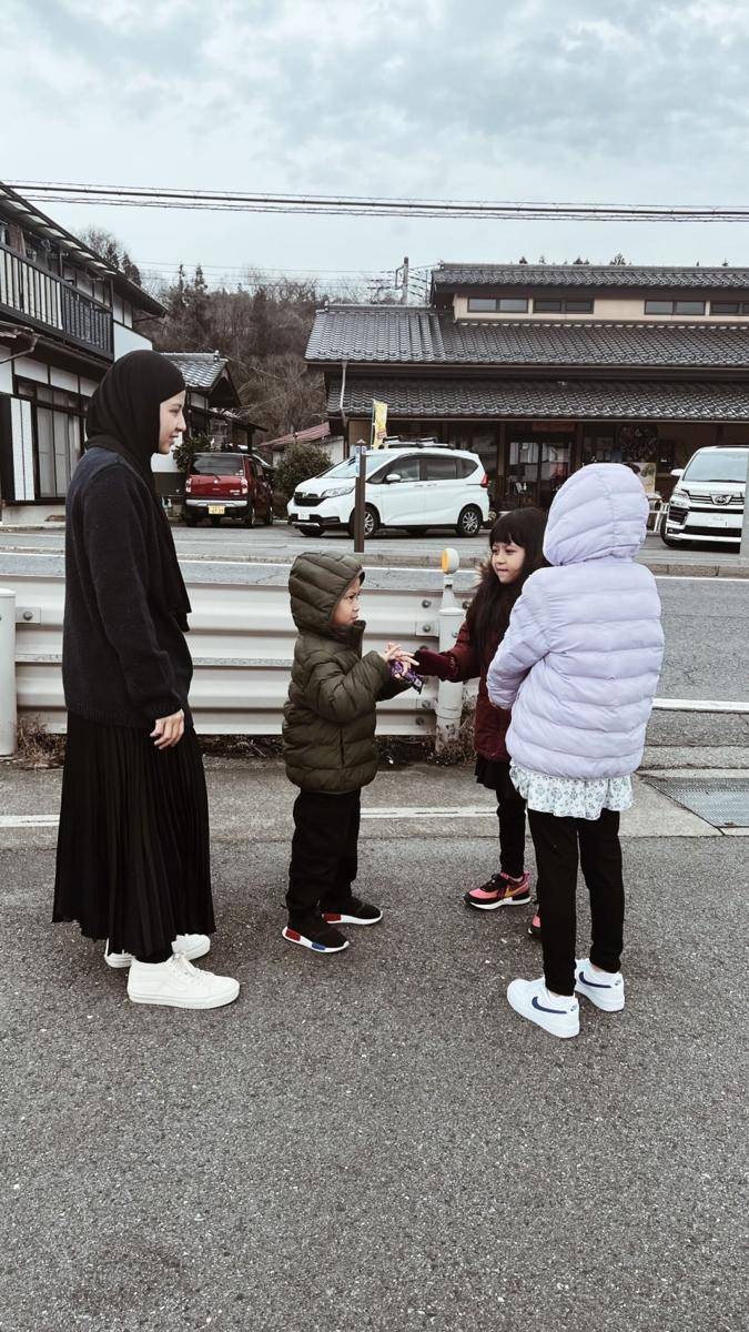 potret keluarga Desta dan Natasha Rizky liburan di Jepang (instagram.com/natasharizkynew)