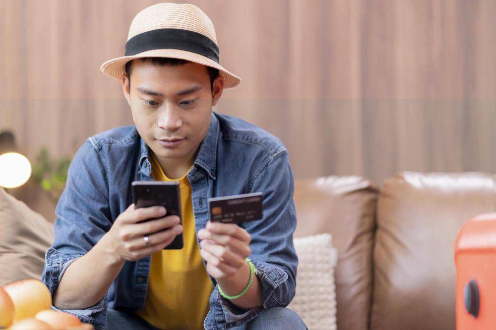ilustrasi pria sedang check in lokasi di media sosial (istockphoto.com/travelism)