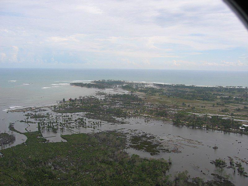 potret udara setelah Aceh dihantam tsunami pada 2004 silam (commons.wikimedia.org/AusAID)