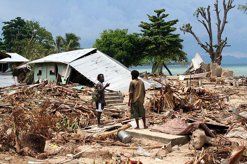 kerusakan yang terjadi akibat tsunami di Kepulauan Solomon (commons.wikimedia.org/AusAID)